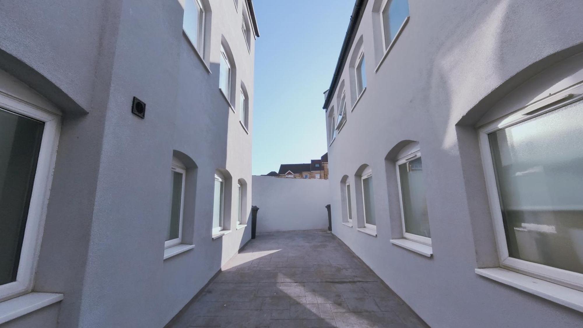 Apartment Spacious 3br Flat For Groups Visiting With Keyless Check-in, Free Wifi And Parking