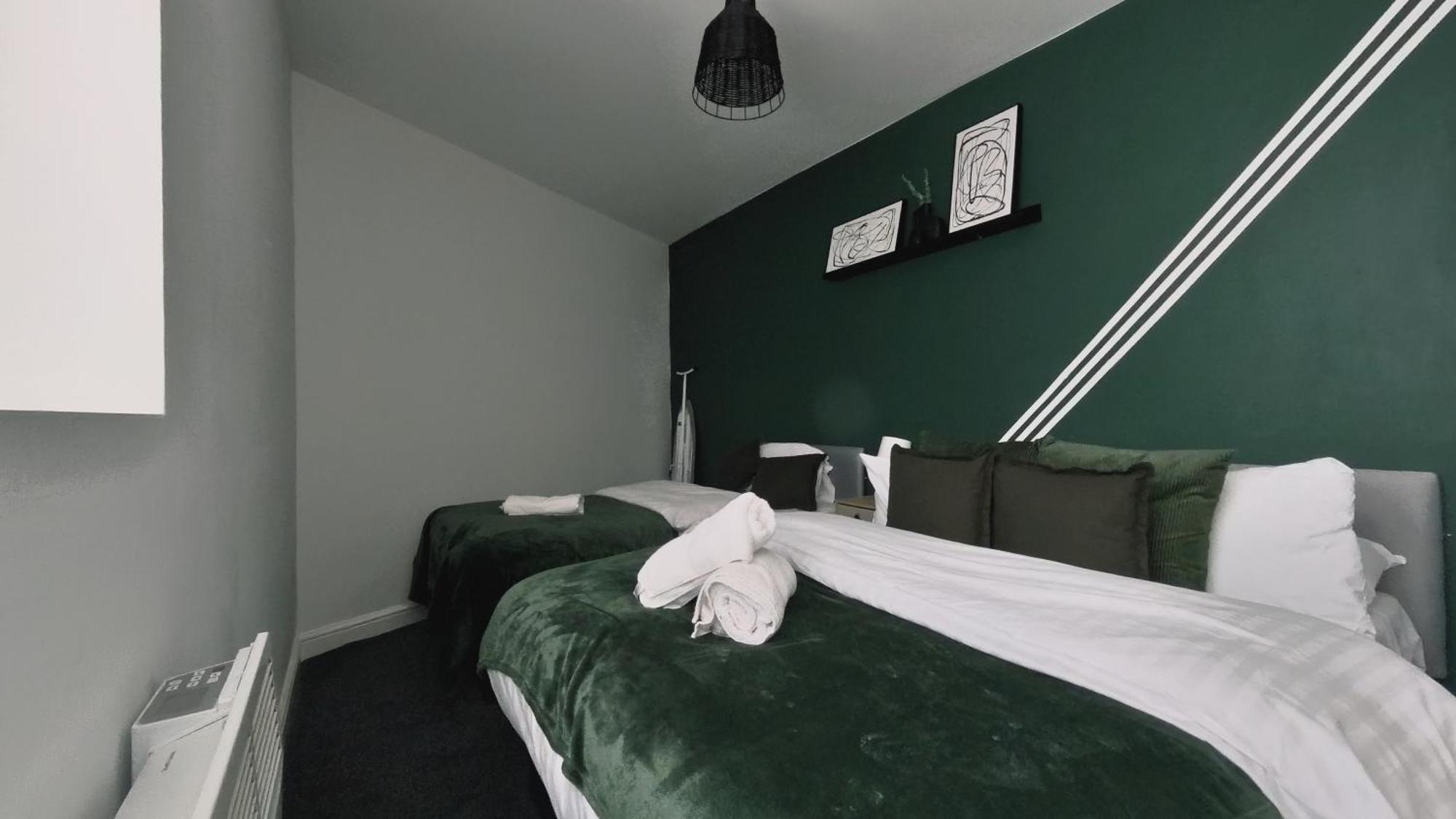 Spacious 3br Flat For Groups Visiting With Keyless Check-in, Free Wifi And Parking Apartamento *