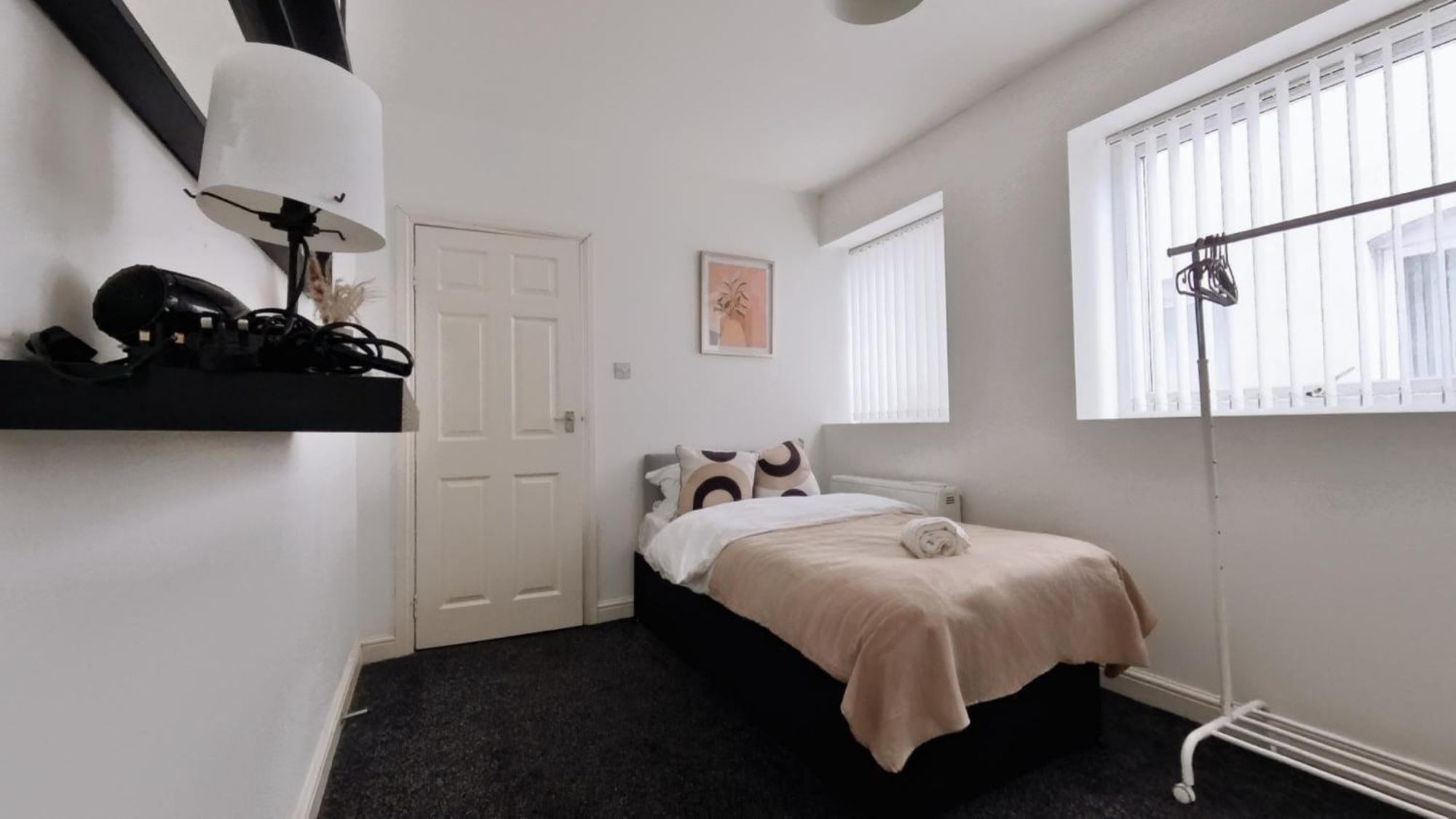 Spacious 3br Flat For Groups Visiting With Keyless Check-in, Free Wifi And Parking Apartment
