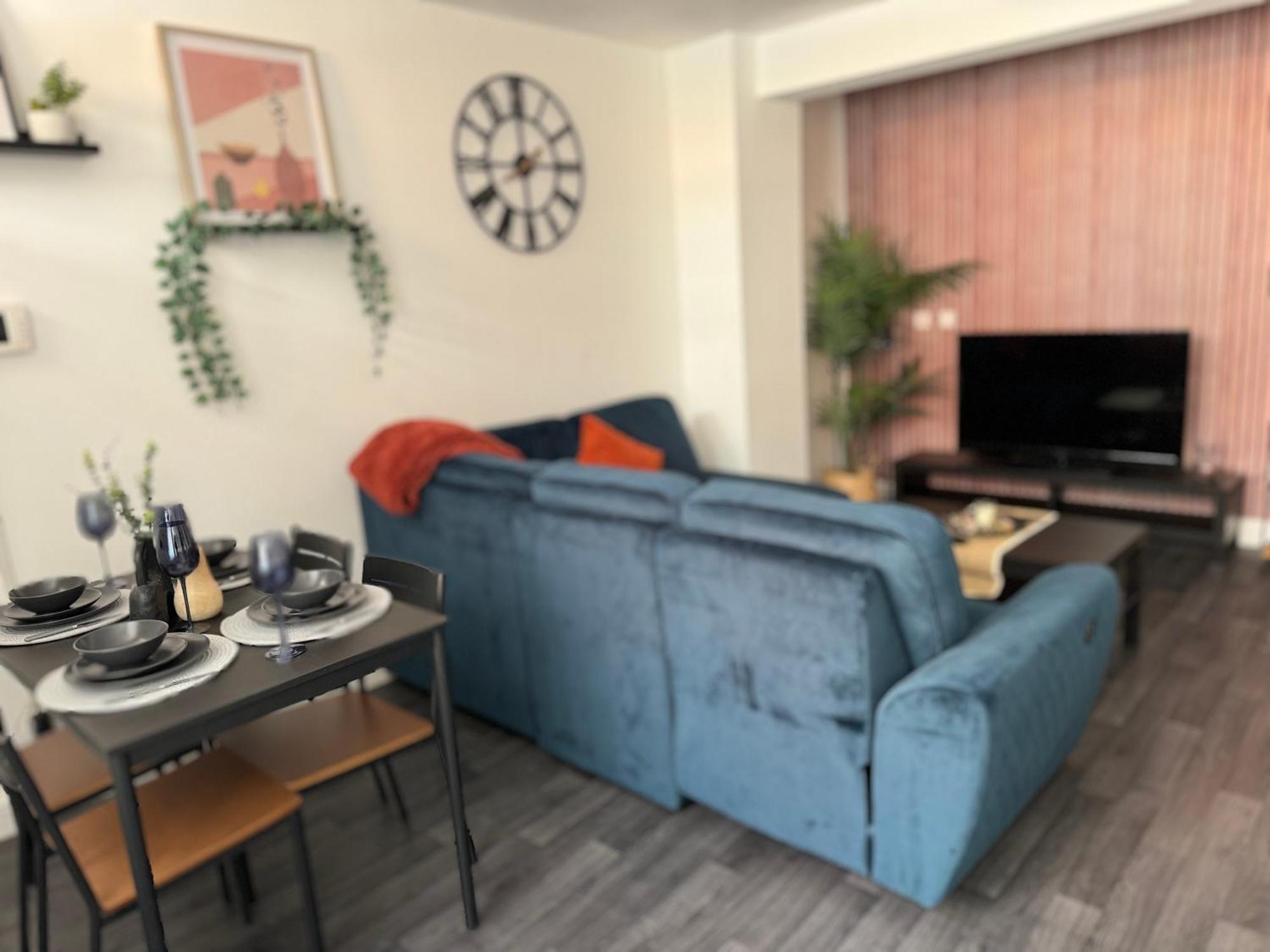 Apartamento Spacious 3br Flat For Groups Visiting With Keyless Check-in, Free Wifi And Parking *