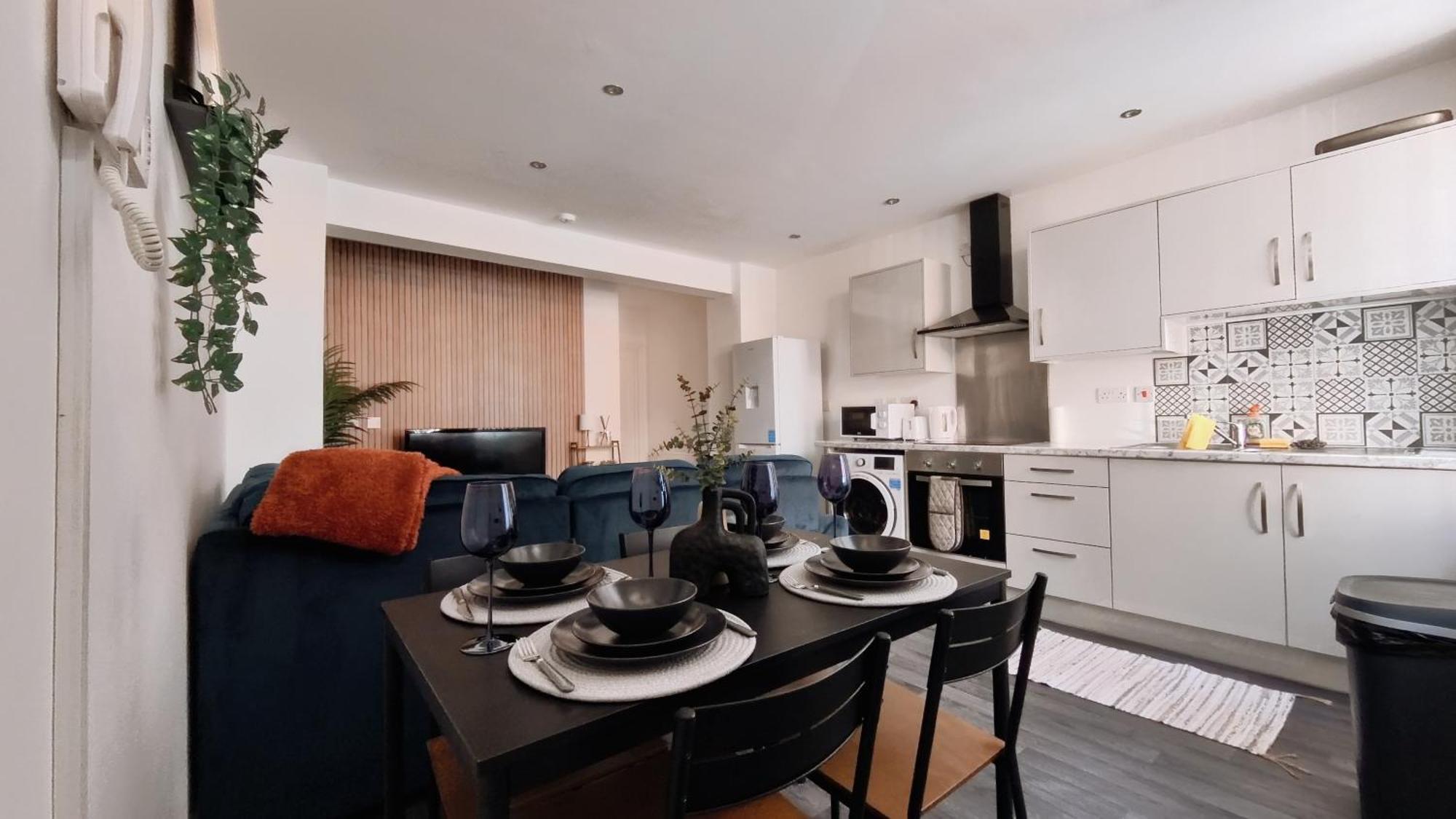 Spacious 3br Flat For Groups Visiting With Keyless Check-in, Free Wifi And Parking *