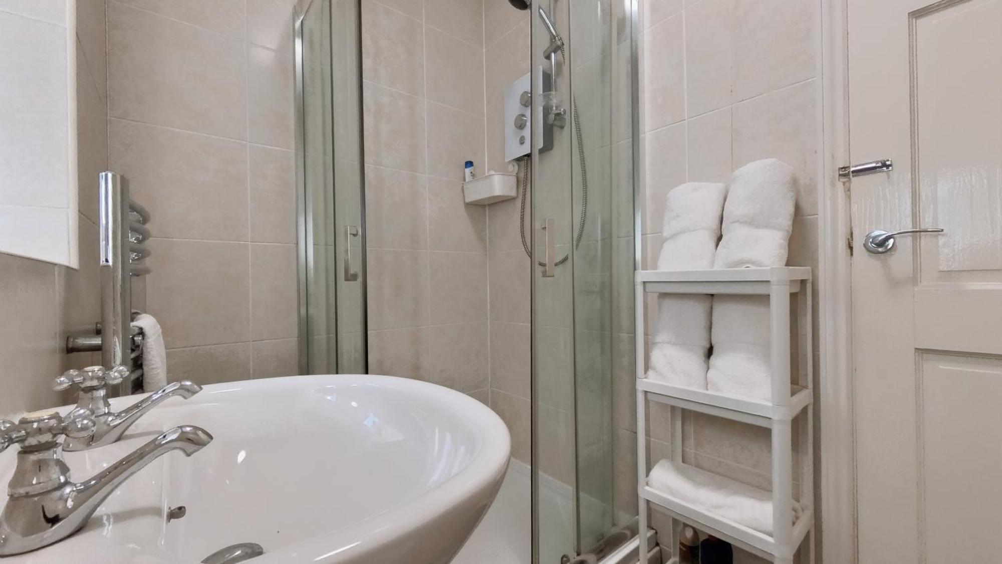 Apartamento Spacious 3br Flat For Groups Visiting With Keyless Check-in, Free Wifi And Parking