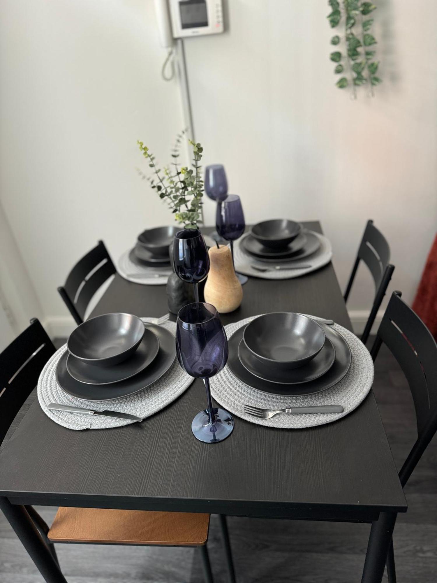 Spacious 3br Flat For Groups Visiting With Keyless Check-in, Free Wifi And Parking Apartamento